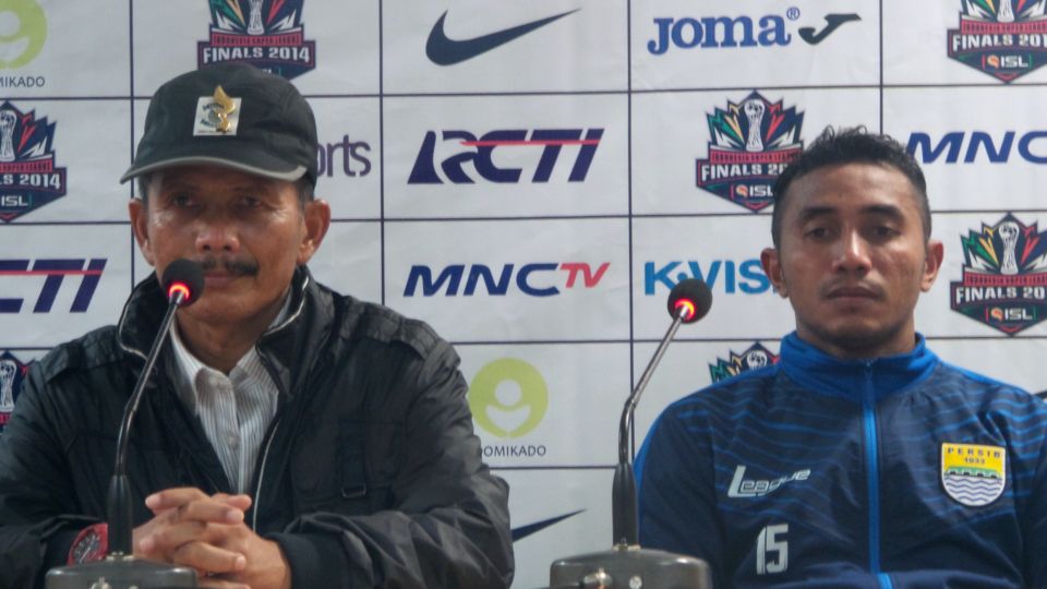 Pelatih Persib Djajang Nurdjaman (kiri) dan Firman Utina Copyright: &copy; Ginanjar/INDOSPORT